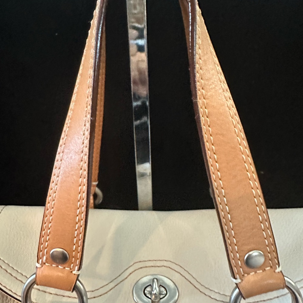 2010 Chelsea Coach Cream Pebbled Leather Shoulder Bag with Tan Straps - Picture 15 of 16